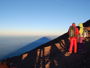 大地に映された、富士山のデッカイ影！