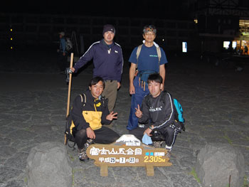 出発前の清掃登山隊です(顔にまだ余裕が･･･)